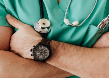 Θεσσαλονίκη: Xρέωνε… 20 ευρώ την αφαίρεση αμυγδαλών, πώς τον έπιασαν