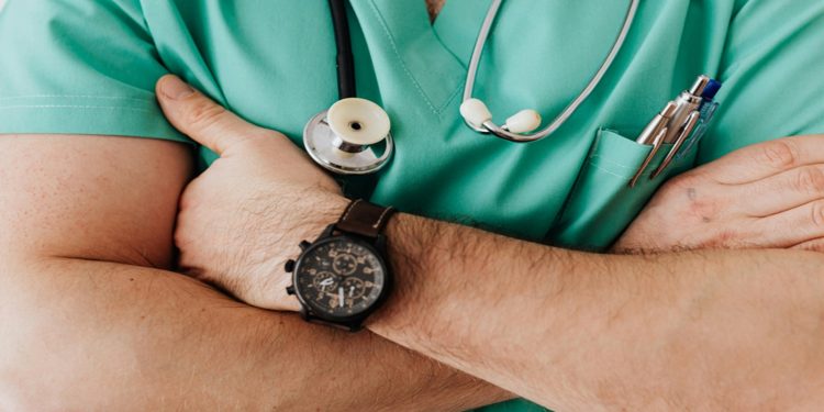 Θεσσαλονίκη: Xρέωνε… 20 ευρώ την αφαίρεση αμυγδαλών, πώς τον έπιασαν