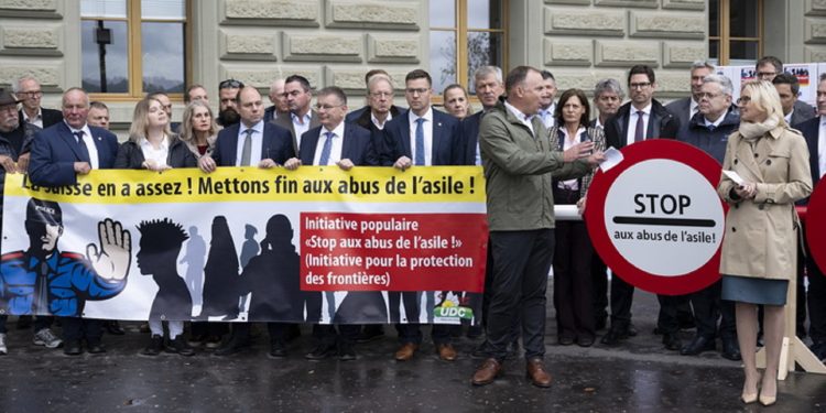 Ελβετία: Ακροδεξιοί θέλουν δημοψήφισμα για πληθυσμιακό «πλαφόν»