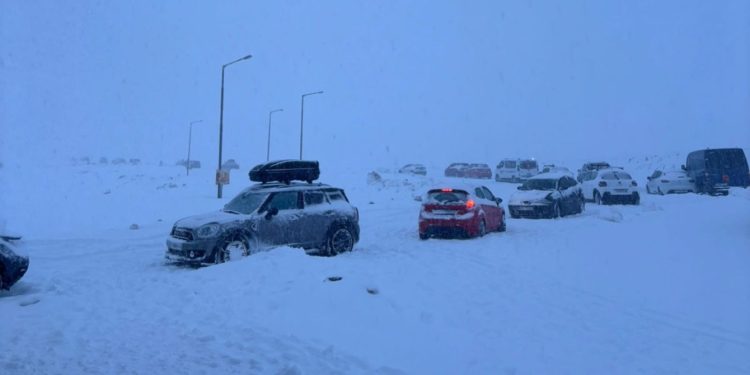 Εγκλωβισμένοι στο Χιονοδρομικό Φαλακρού: Δεκάδες επισκέπτες, ανάμεσά τους και οικογένειες με μικρά παιδιά