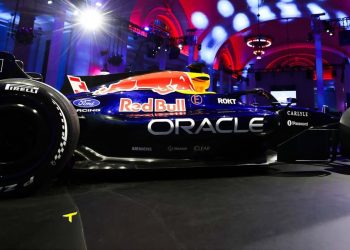Ford και Formula 1: Φερστάπεν και Λίντμπλαντ οδήγησαν 12 ιστορικά μοντέλα σε επετειακή εκδήλωση (βίντεο)