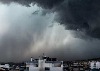 Νέο έκτακτο δελτίο ΕΜΥ: Βροχές, θυελλώδεις άνεμοι και αφρικανική σκόνη θα σαρώσουν τη χώρα