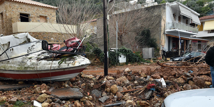 Κακοκαιρία: Σφοδρές πλημμύρες πλήττουν την Πελοπόννησο – Ήχησε το 112 στη Μεσσηνία (βίντεο)