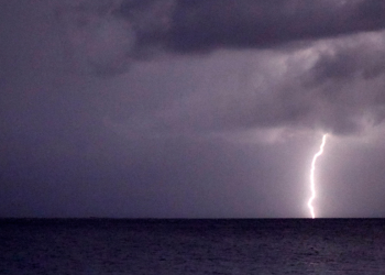 Σφοδρά καιρικά φαινόμενα πλήττουν τη χώρα – Ήχησε το 112 σε Χίο και Σέριφο (βίντεο)