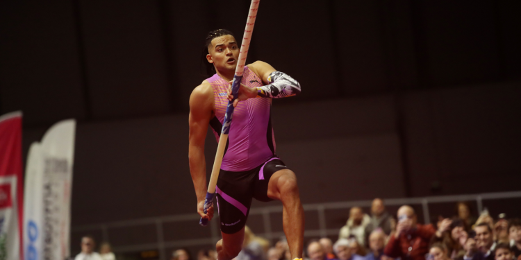 «Πέταξε» στα 5,90 ο Καραλής – Πρώτος στο Fly Athens Indoor (βίντεο)