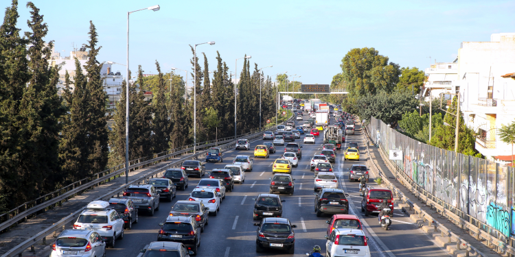 Κίνηση: Στο «κόκκινο» Αττική Οδός και Κηφισίας – Καθυστερήσεις και στον Κηφισό