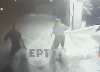 Κορωπί: Δραματική διάσωση ηλικιωμένων από ορμητικά νερά, «σχοινί» από δεμένα σεντόνια