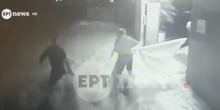 Κορωπί: Δραματική διάσωση ηλικιωμένων από ορμητικά νερά, «σχοινί» από δεμένα σεντόνια