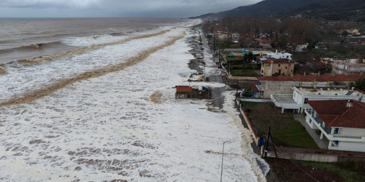 Σφοδρή κακοκαιρία πλήττει τη χώρα: Πλημμυρισμένοι δρόμοι σε Λάρισα, Κεφαλονιά και Σαντορίνη – Χιόνια και θυελλώδεις άνεμοι στον Βορρά