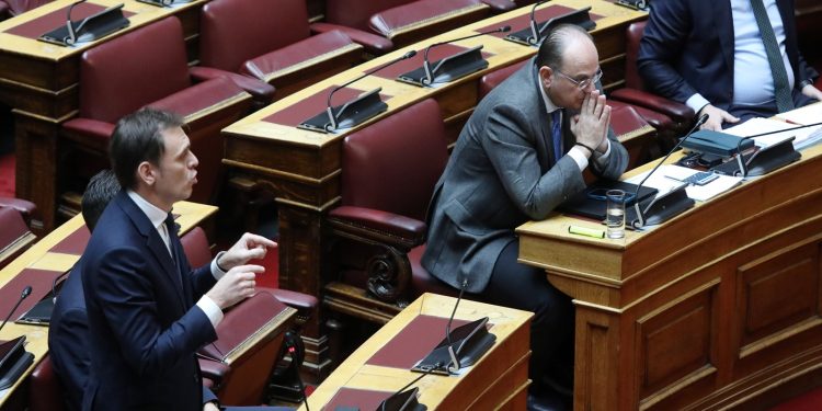 Ξανά «μαλλιά κουβάρια» στη Βουλή για τον Γιάννη Παναγόπουλο