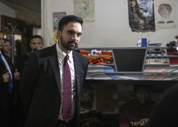 ΗΠΑ: Η αριστερή πτέρυγα των δημοκρατικών ψηφίζει… κέντρο