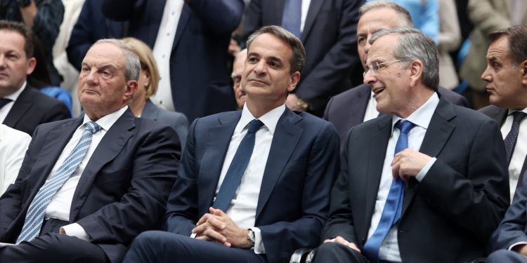 Κυβέρνηση: Αμηχανία από τα μηνύματα Σαμαρά – Καραμανλή σε Μητσοτάκη