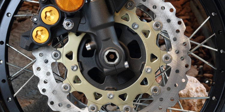 Φρένα στη μοτοσυκλέτα: Τι πρέπει να προσέχεις για να μην σε προδώσουν