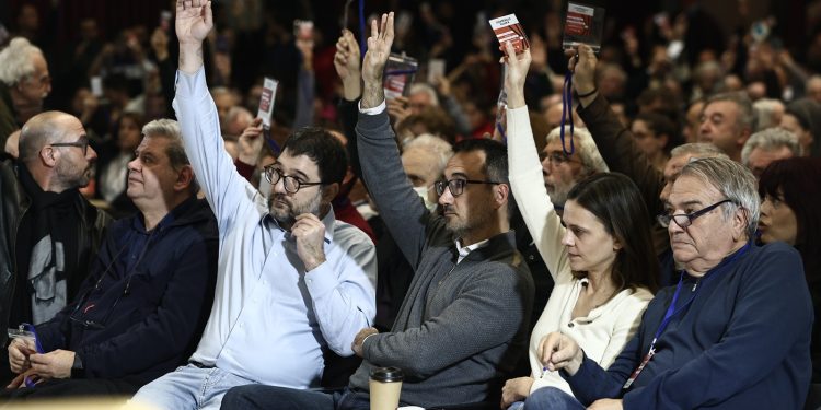 Αποχωρούν 10 μέλη της ΚΕ της Νέας Αριστεράς: Μέσα σ’ αυτούς ο Νίκος Μπίστης και μέλος της Ομάδας Εργασίας Τσίπρα