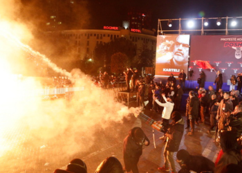 Τίρανα: Πύρινο βράδυ με ματ και τραυματίες (βίντεο)