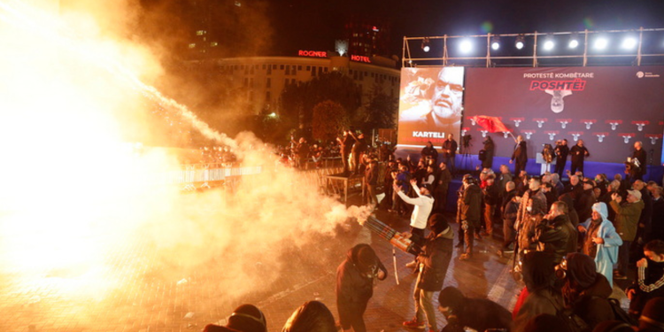 Τίρανα: Πύρινο βράδυ με ματ και τραυματίες (βίντεο)