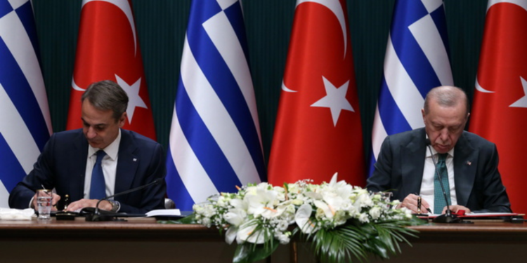 Δυσπιστία ΠΑΣΟΚ και ΚΚΕ για τη συνάντηση Μητσοτάκη Ερντογάν