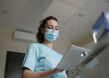 Οι μαίες αντιδρούν στο νέο καθηκοντολόγιο που περιορίζει τον ρόλο τους