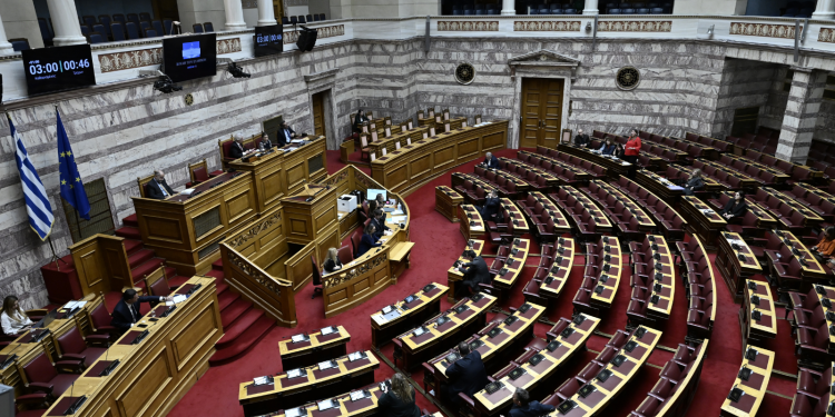 Σφοδρή σύγκρουση στη Βουλή για το πολύνεκρο ναυάγιο στη Χίο