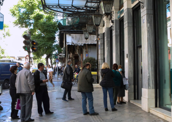 Ελληνικά νοικοκυριά: Αγώνας επιβίωσης για μισό μήνα