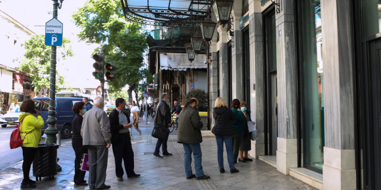 Ελληνικά νοικοκυριά: Αγώνας επιβίωσης για μισό μήνα