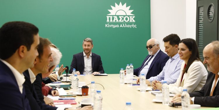 ΠΑΣΟΚ: Ως πίεση στη Χαριλάου Τρικούπη βλέπουν την πρόταση ΝΔ για αναθεώρηση του Συντάγματος