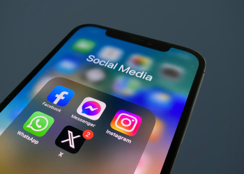 Reuters: Η Ελλάδα ετοιμάζεται να απαγορεύσει τα social media σε παιδιά κάτω των 15