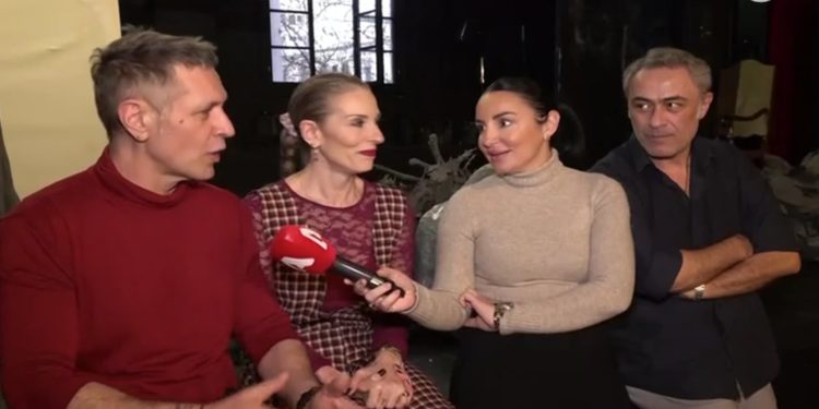 «Εισβολή» ΕΛΑΣ σε θεατρική παράσταση: Το ανοιχτό παράθυρο και η παρεξήγηση (βίντεο)