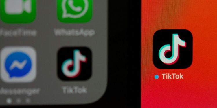 Τελεσίγραφο EE στο TikTok για τον εθιστικό σχεδιασμό και τη ψυχική υγεία των ανηλίκων