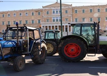 Αγρότες: Με κόρνες έφυγαν τα τρακτέρ από το Σύνταγμα