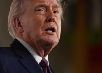 Ιράν – ΗΠΑ σε διπλωματικό μπρα ντε φερ: Στο Ομάν οι συνομιλίες ανακοίνωσε η Τεχεράνη ενώ ο Τραμπ απειλεί Χαμενεΐ