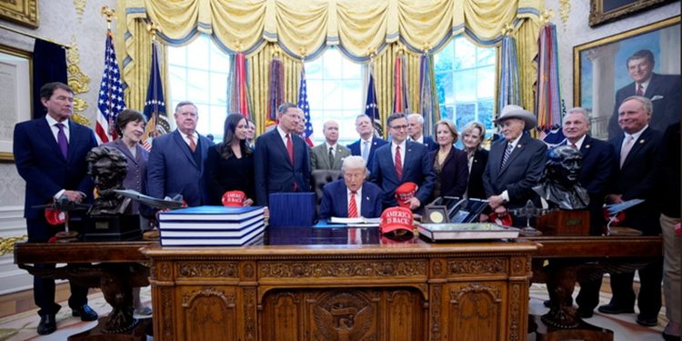 Ντόναλντ Τραμπ: Χυδαία επίθεση σε δημοσιογράφο που τον ρώτησε για τον Έπσταϊν (βίντεο)