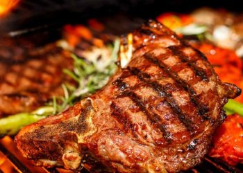 Τσικνοπέμπτη 2026: Πόσο κοστίζουν φέτος τα κρέατα