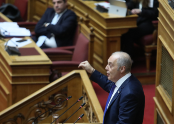 Βουλή: Σε παραλήρημα ο Βελόπουλος ζητά νεκρούς στα σύνορα