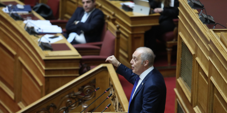 Βουλή: Σε παραλήρημα ο Βελόπουλος ζητά νεκρούς στα σύνορα