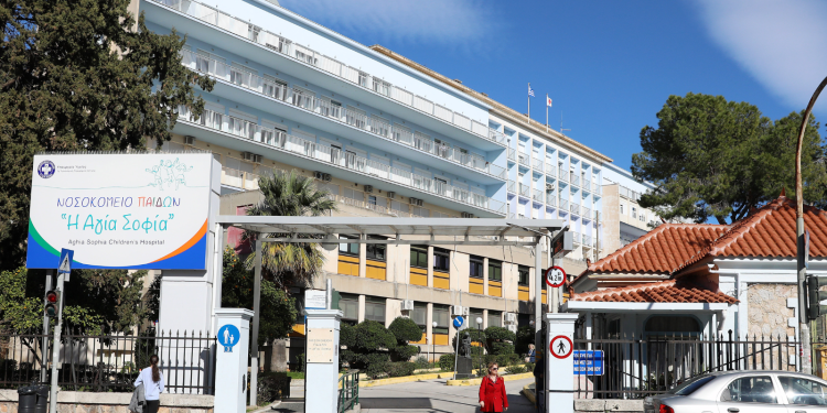 Χίος: Στην Αθήνα τα τραυματισμένα παιδιά του ναυαγίου – Απολογείται ο διακινητής (βίντεο)